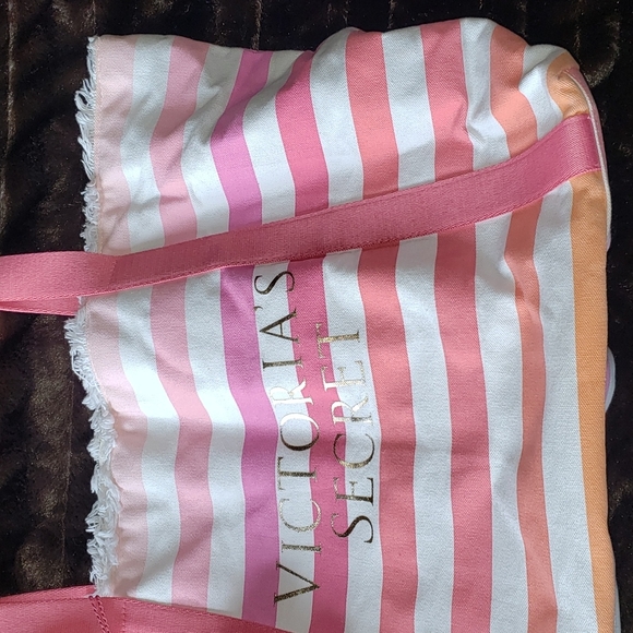Victorias Secret Beach Weekender Tote with Pom Pom - Picture 4 of 16
